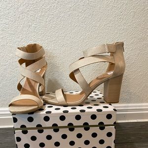 Qupid Strappy Block Heel Sandals in Tan Size 9